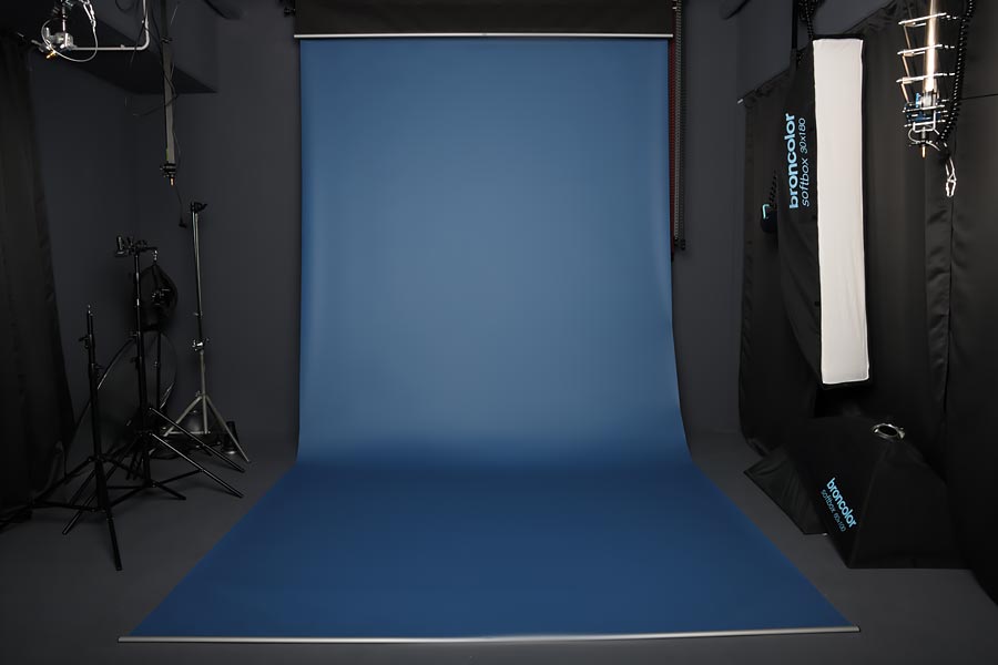 Papierhintergrund im Fotostudio zur Miete in Nürnberg - Mietstudio in Nürnberg mit Hohlkehle & Licht von broncolor & Aputure