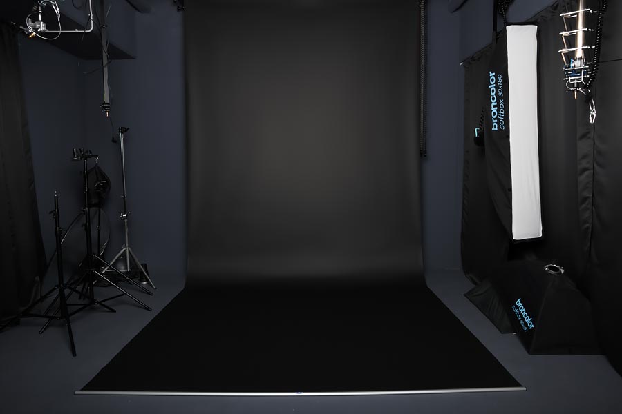 Papierhintergrund im Fotostudio zum Mieten in Nürnberg - Mietstudio in Nürnberg mit Hohlkehle & Licht von broncolor & Aputure