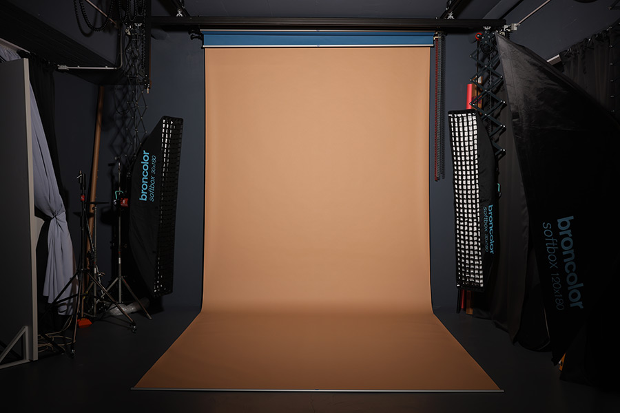 Papierhintergründe im Fotostudio zur Miete in Nürnberg - Mietstudio in Nürnberg mit weißer Hohlkehle & Profi Lichtsetup