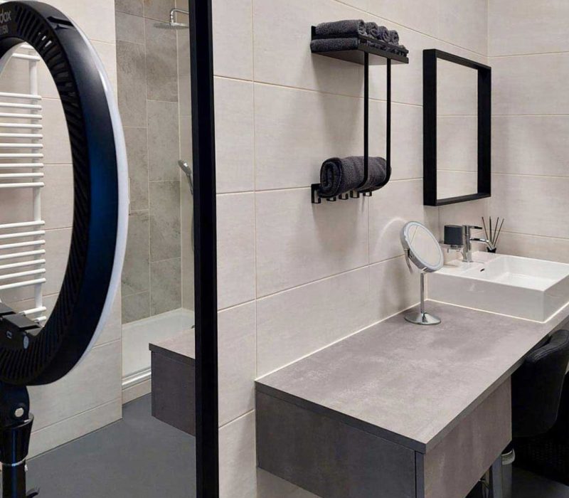 Fotostudio zum Mieten in Nürnberg mit Hohlkehle – modernes Badezimmer mit Schminkbereich für Make-up & Styling